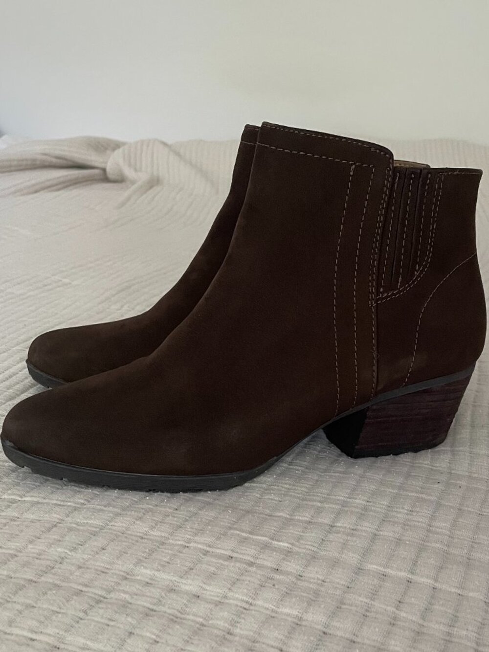 Valli Waterproof Brown Suede Bootie Size 7 (Blondo)